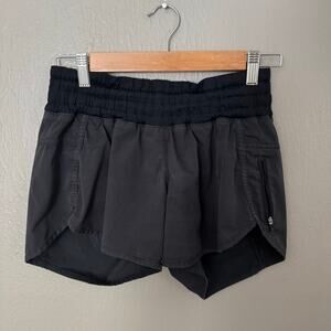 LULULEMON Tracker Short 4" Grey and Black Size 6 casual comfort
